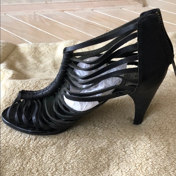 NWT Crown Vintage cage bootie -dark brown